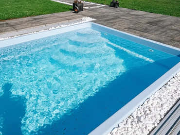 Papeete-glassfiberbasseng – moderne utforming, bassengtak, rektangulær form, klart blått vann, hvite steiner