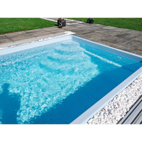 Modern glasfiberpool Papeete med klart blått vatten och vita stenar