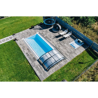 Glasfiberpool Papeete med rektangulär form, klart blått vatten och transparent tak