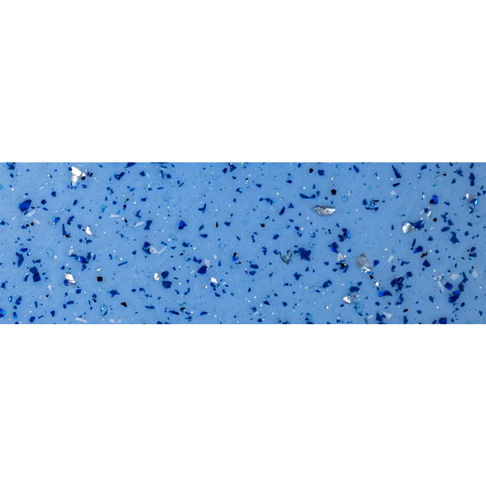 Blå fläckig yta med glas- och metallbitar vid rektangulär pool Glasfiberpool Saba