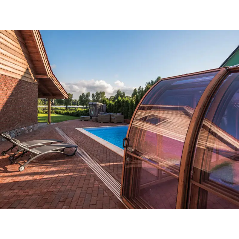 Rektangulär glasfiberpool Saba med turkost vatten och böjd glasvägg