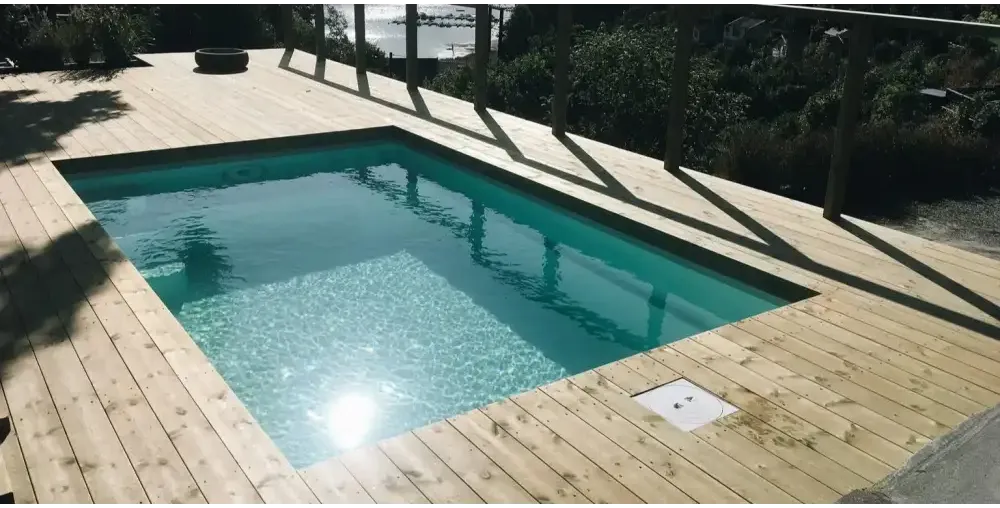 Saba-glassfiberbasseng – rektangulær form, turkisblått vann, treterrasse