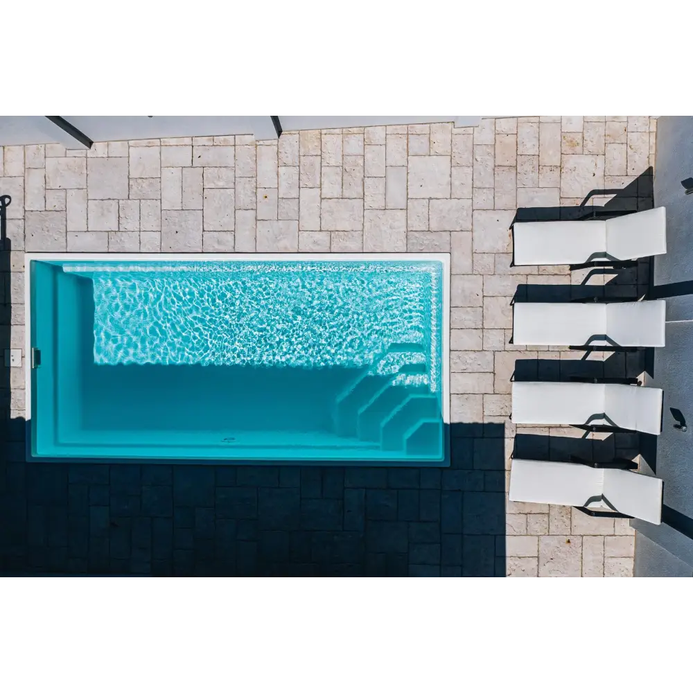 Glasfiberpool Saba med turkos pool och vita kaklade kanter