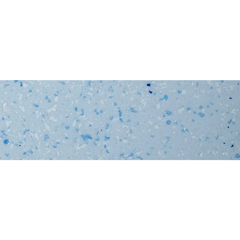 Glasfiberpool Saba med ljusblå terrazzo och klart blått vatten