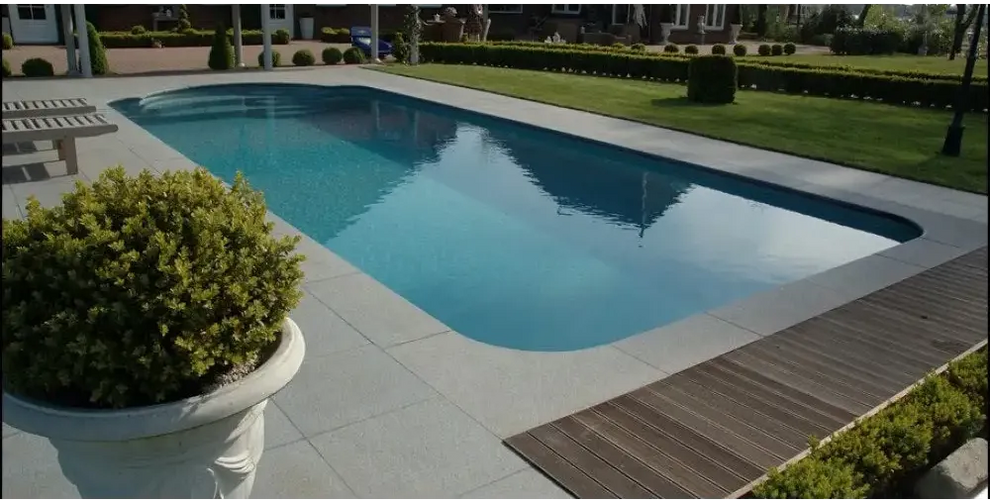 Natura Kiruna paket med rektangulär pool i klarblått vatten