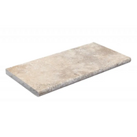 Beige naturstenplatta i Natura Kiruna paket med klarblått poolvatten