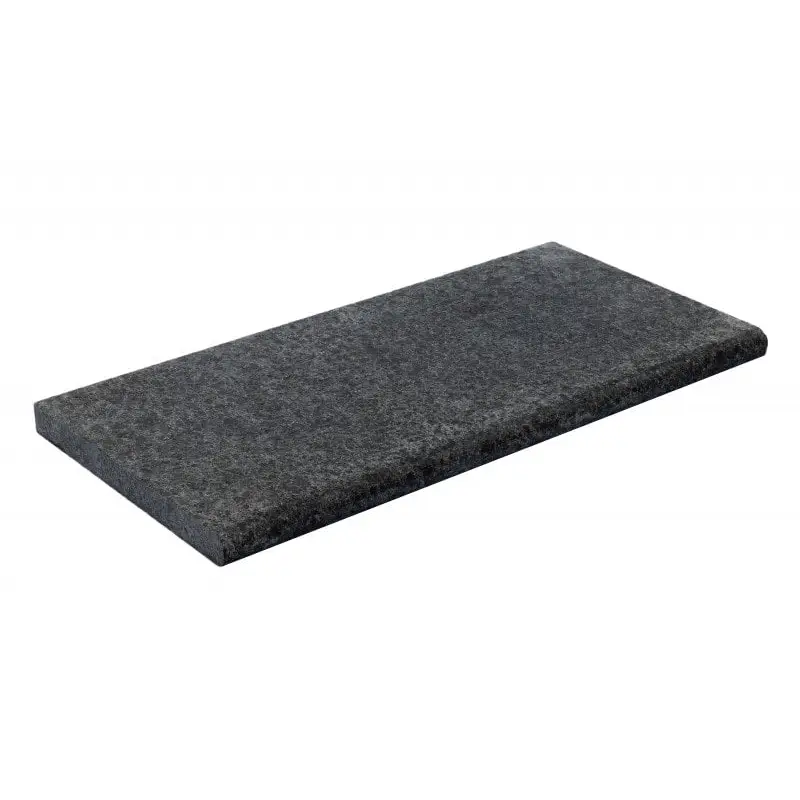 Mörkgrå rektangulär naturstenplatta i Natura Kiruna Paket med klart blått poolvatten