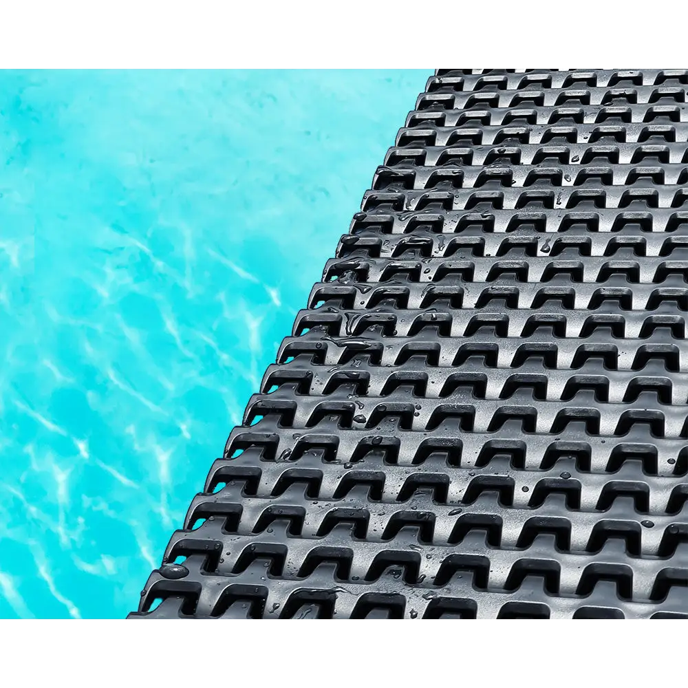 Svart texturerad gummimatta med spår för rektangulär minipool wellness pool