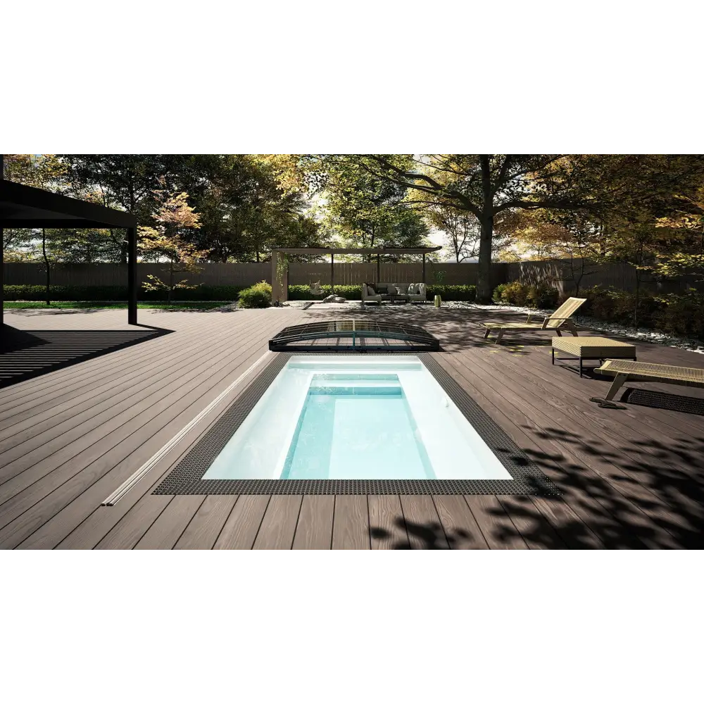 Rektangulär minipool wellness pool med klar blåvatten och svart kaklad kant