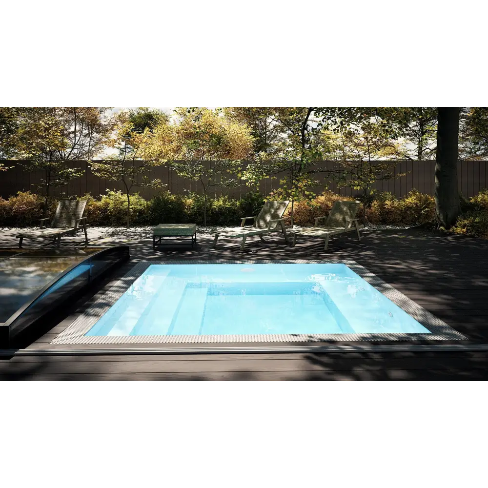 Rektangulär minipool wellness pool med klarblått vatten och svart kaklad kant