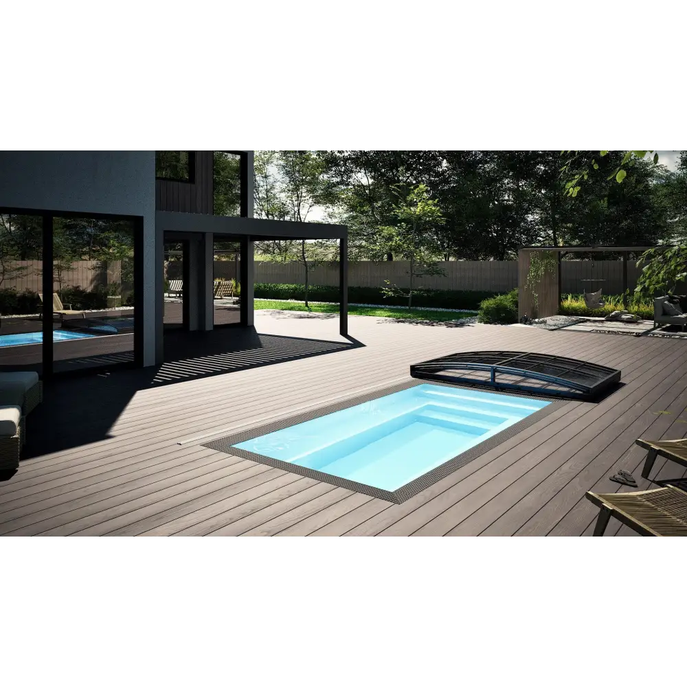 Rektangulär minipool wellness pool med svart kaklad kant och trädeck