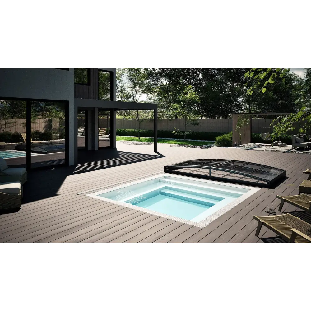 Rektangulär minipool wellness pool med blått vatten och svart kant