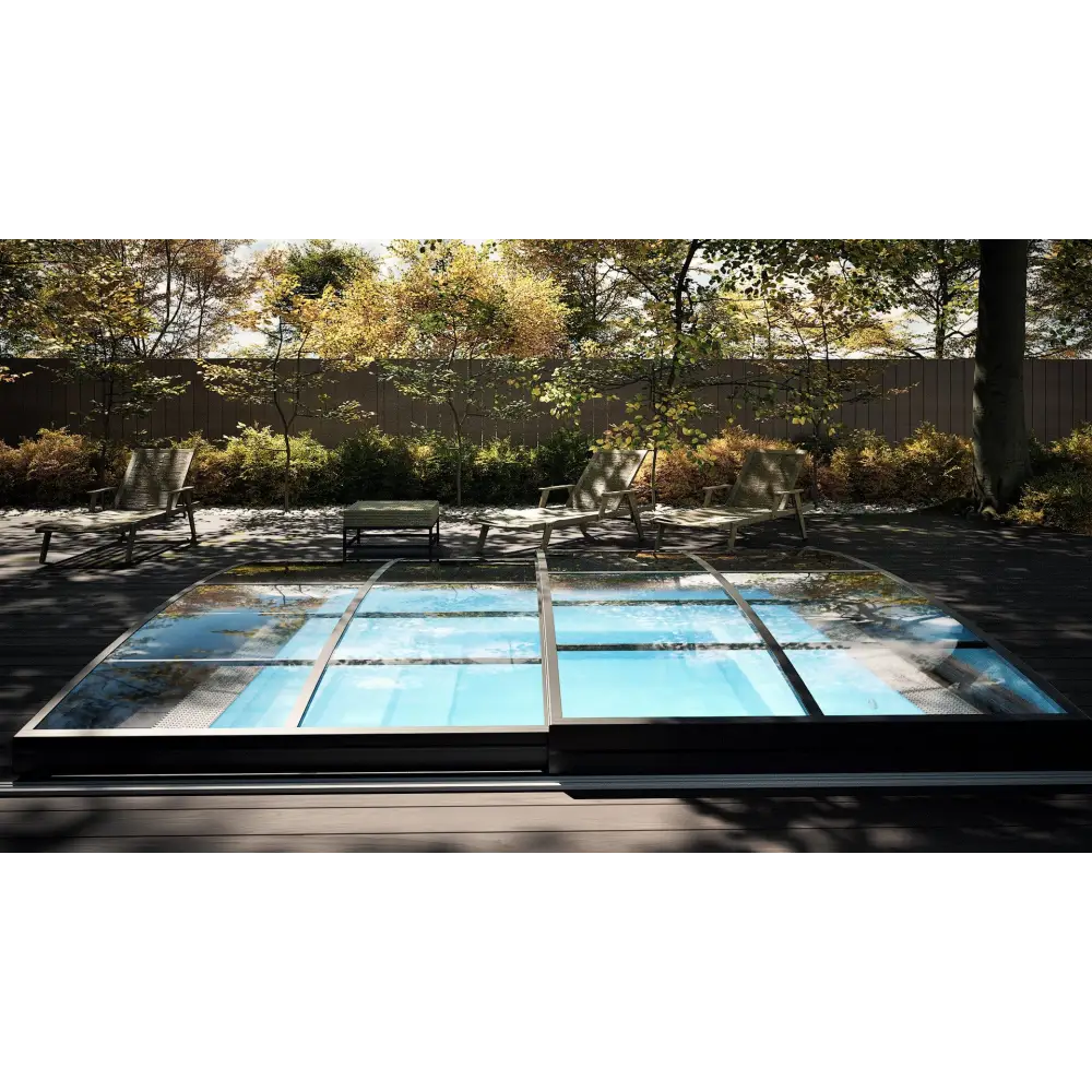 Modern minipool wellness pool med glasöverdel, svart ram och blått vatten