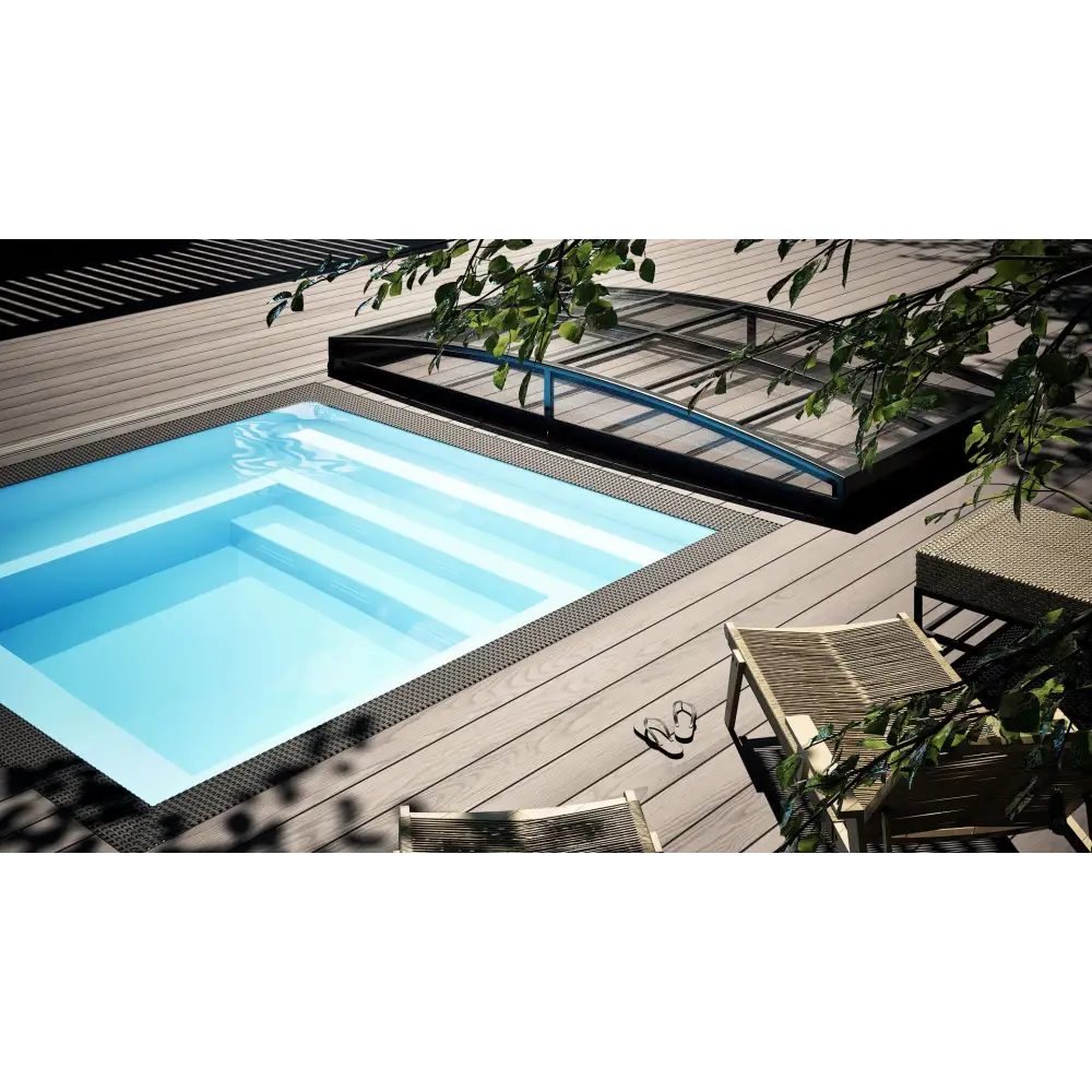 Rektangulär minipool wellness pool med blått vatten och svart kant i trädeck