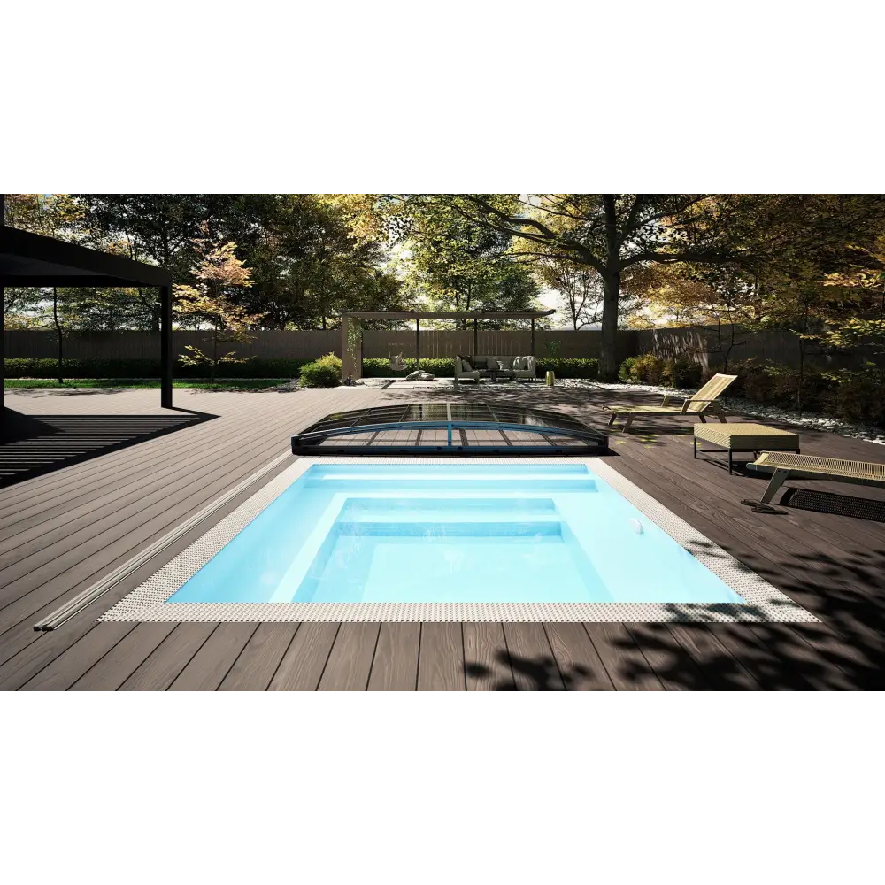 Rektangulär minipool wellness pool med klart blått vatten och vita kakelkanter i mörk träterrass