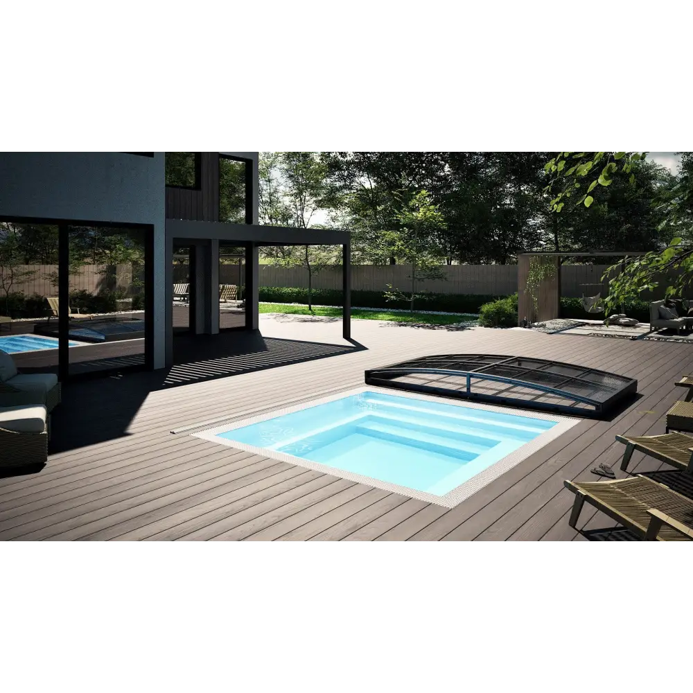 Rektangulär minipool wellness pool med klart blått vatten och trappor