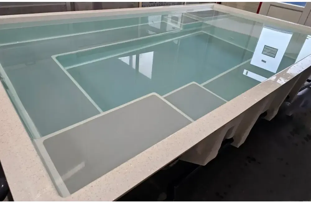 Lång rektangulär glastopp konferensbord med ljus beige marmorerad stenbas för wellness pool Mira390