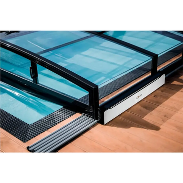 Introducerar Moover: solcellsdriven elmotor med svart ramglasdörr och vit baspanel