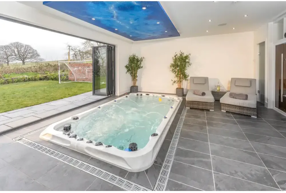Vit PassionSpa Activity 2 Swim Spa – Sport Collection i vit med svarta jetstrålar och turkost vatten