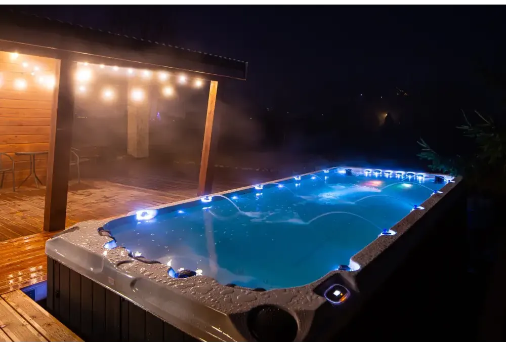 Blåupplyst PassionSpa Activity 2 Swim Spa med grå texturerad utsida och kantbelysning