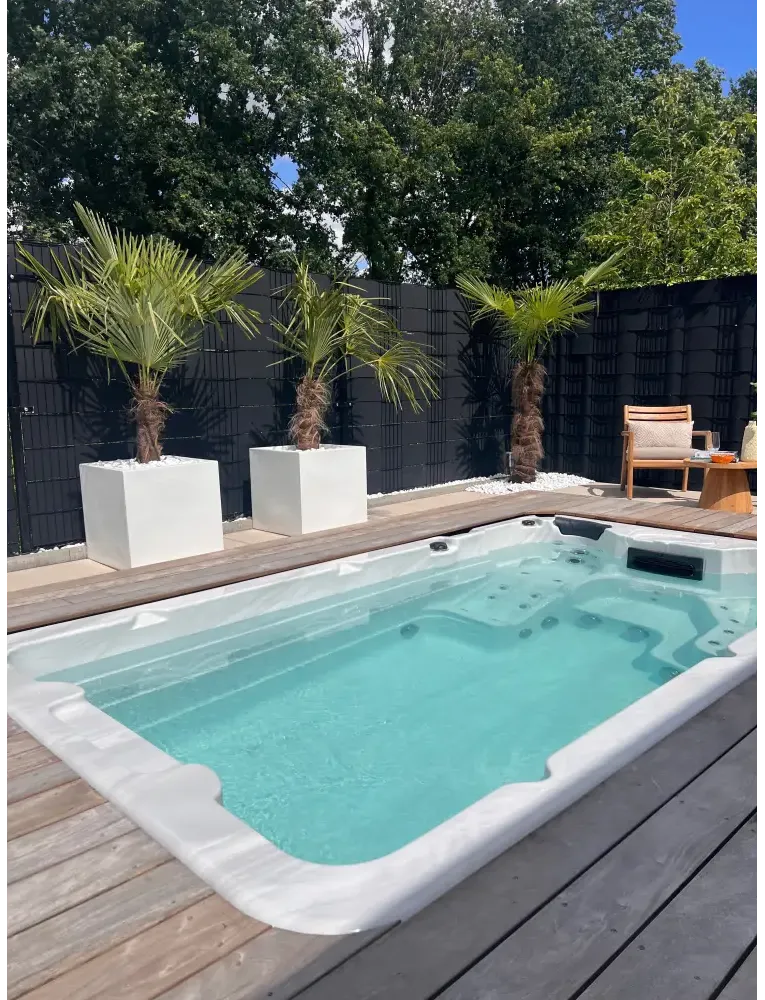 Vit PassionSpa Aquatic 1 Swim Spa – Sport Collection, vit rektangulär med turkost vatten och integrerade jetstrålar på trädeck