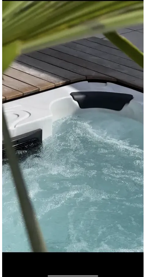 Vit PassionSpa Aquatic 1 Swim Spa med vit bad, svarta säten och bubblande turkosvatten