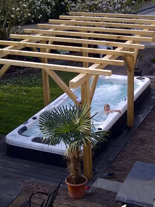 PassionSpa Aquatic 2-swimspa – hvit og svart, boblende vann, pergola