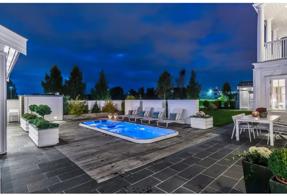 PassionSpa Aquatic 3 Deep Swim Spa med blå lysande pool på stenpatio
