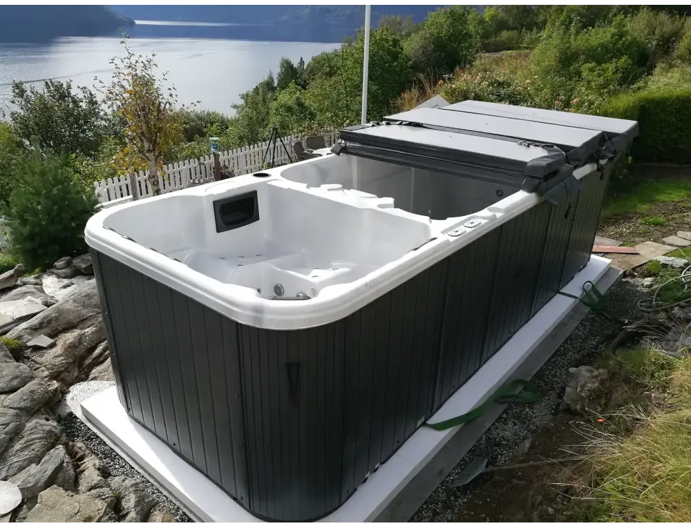 Svartvit PassionSpa Aquatic 3 Deep Swim Spa med modern panelning utomhus