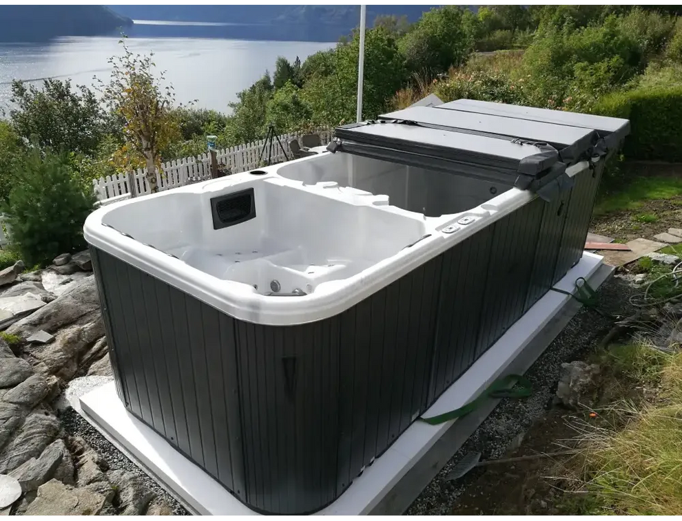 Svartvit PassionSpa Aquatic 3 Deep Swim Spa med modern panelning utomhus
