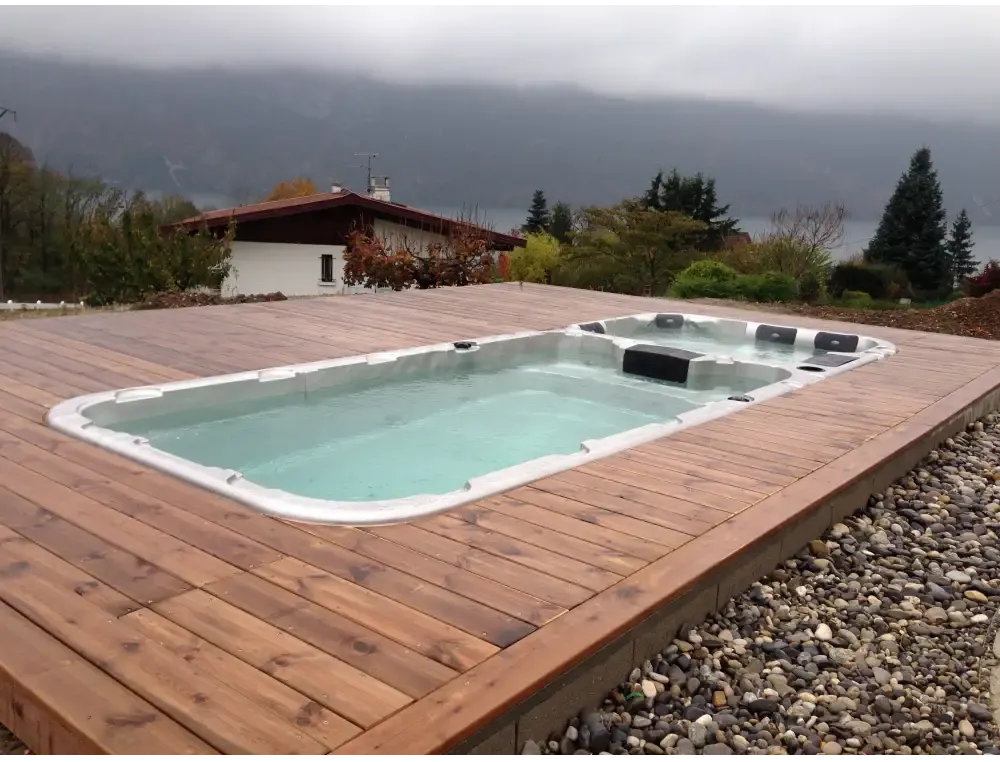Vit PassionSpa Aquatic 3 Deep Swim Spa med vit rektangulär bad och svarta säten på trädäck