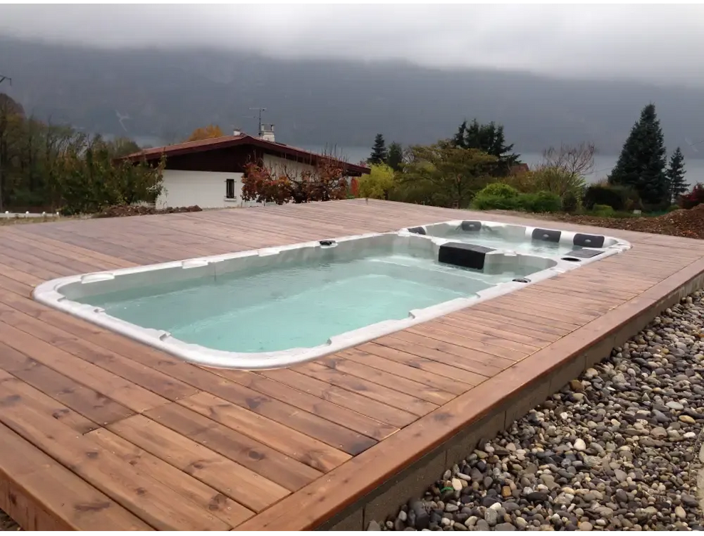 Vit PassionSpa Aquatic 3 Deep Swim Spa med vit rektangulär bad och svarta säten på trädäck