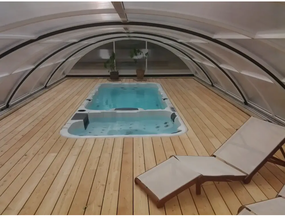 PassionSpa Aquatic 3 Deep Swim Spa med ljusblått vatten under kupol
