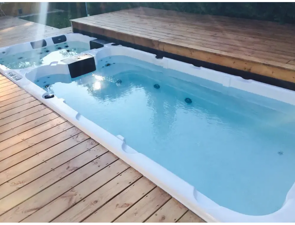 Vit PassionSpa Aquatic 3 Deep Swim Spa i Sport Collection på trädeck med blåvatten