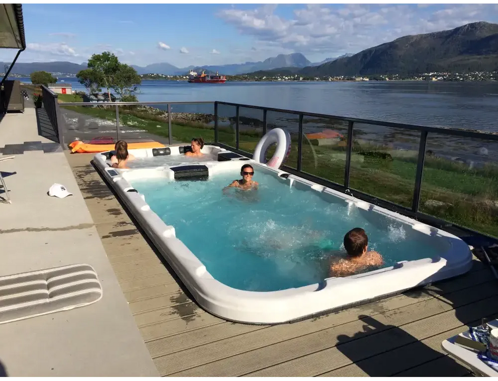 Vit PassionSpa Aquatic 3 Deep Swim Spa – Sport Collection, vit rektangulär med inbyggda jetstrålar och svart kontrollpanel