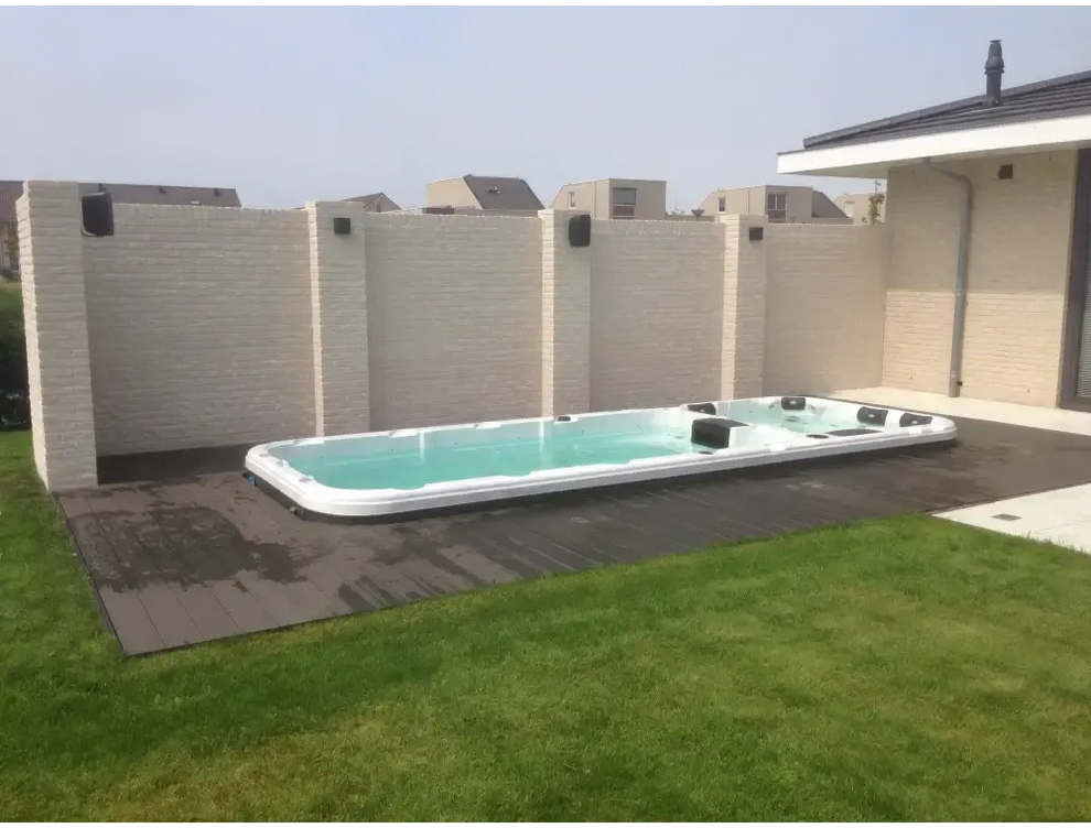 Vit PassionSpa Aquatic 3 Deep Swim Spa med vit rektangulär form, turkos vatten och svarta sittdynor