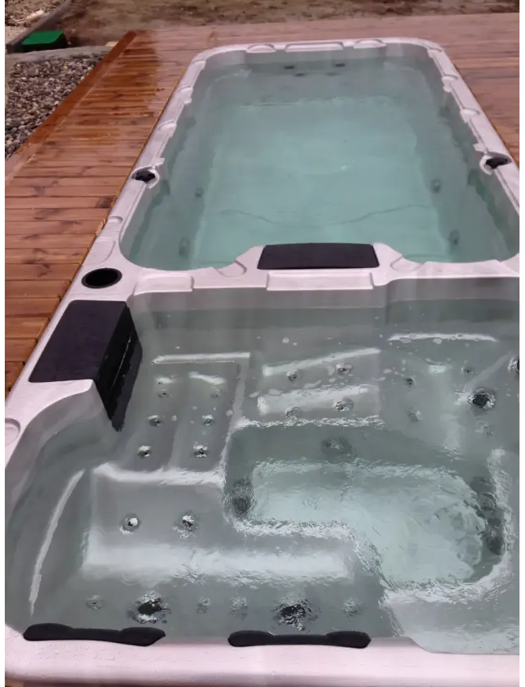 Gråsvart PassionSpa Aquatic 3 Deep Swim Spa med jetmunstycken och modern design