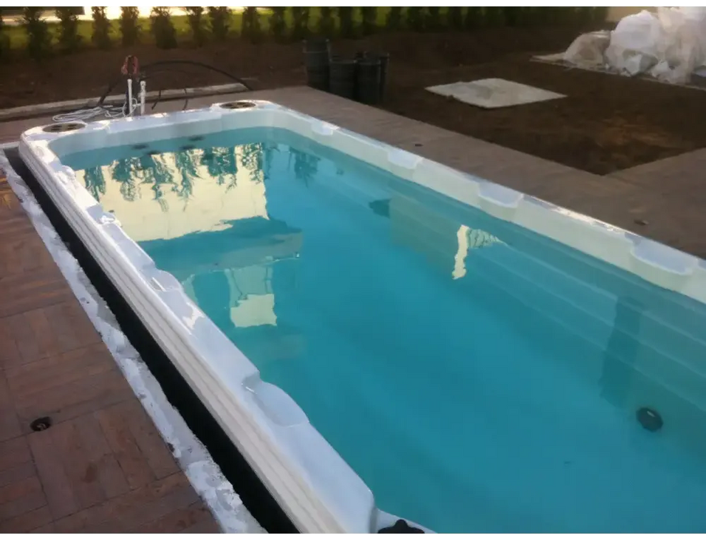 PassionSpa Aquatic 6 Swim Spa med rektangulär pool, vit ram och klart blått vatten