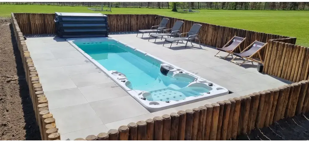 Vit PassionSpa Aquatic 6 Swim Spa med turkost vatten och svarta jetstrålar