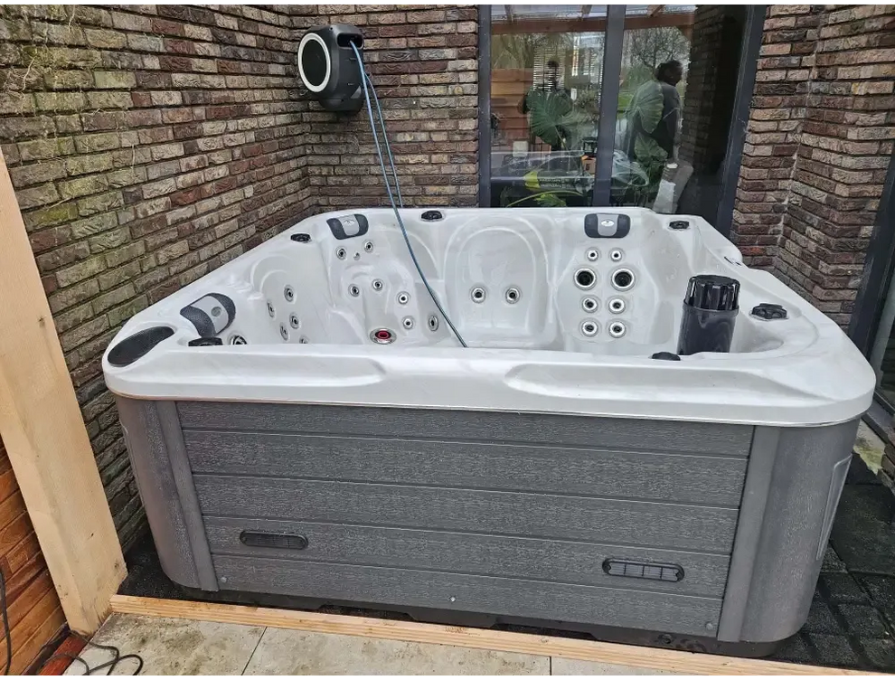 Grå och vit PassionSpa Delight Spabad med jetmunstycken och svart panel