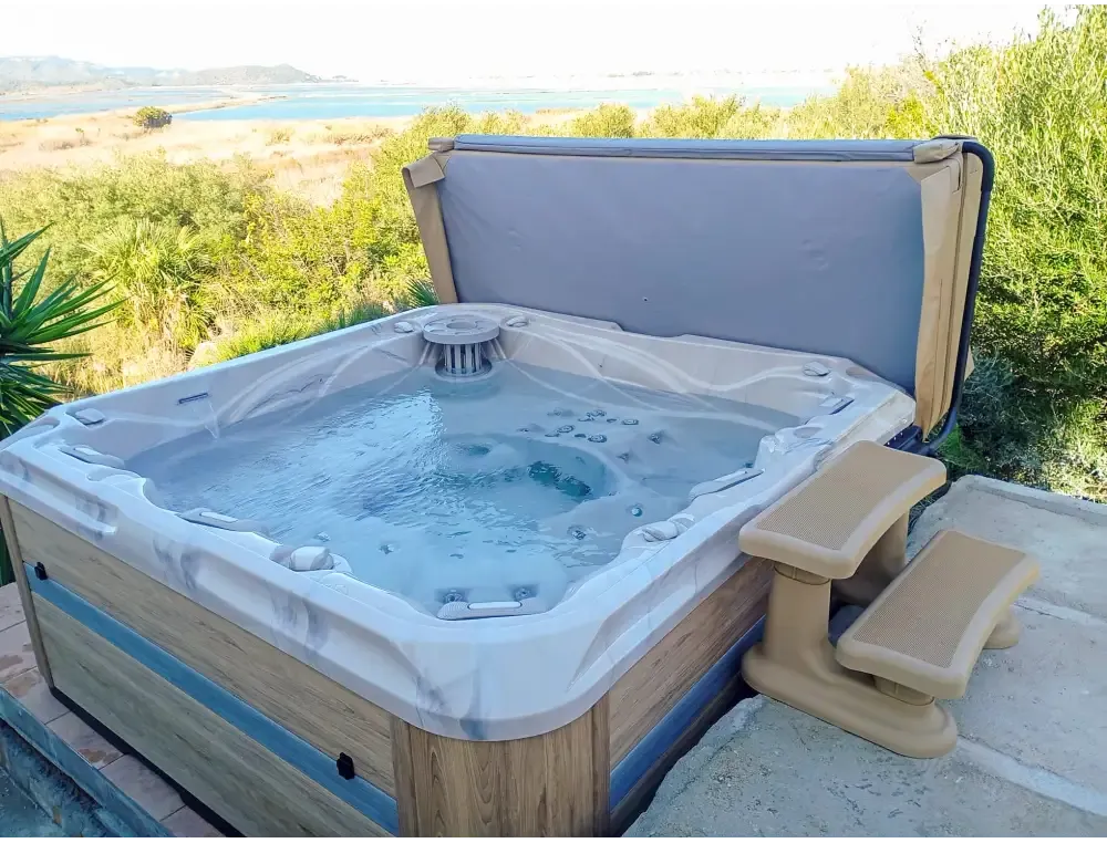 PassionSpa Delight Spabad med vit träfasad, öppen grå lock och beige trappor