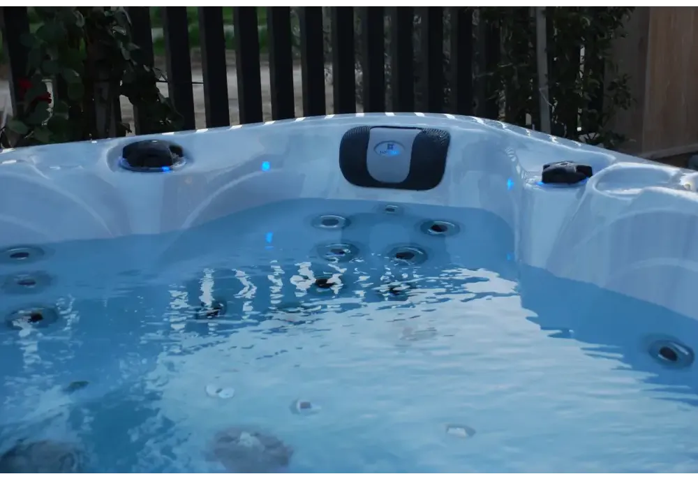 Vit PassionSpa Desire Spabad med vit bad, blå LED-ljus och svart panel