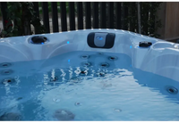Vit PassionSpa Desire Spabad med vit bad, blå LED-ljus och svart panel