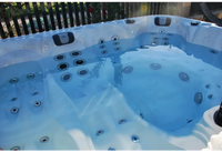 Vit PassionSpa Desire Spabad med vit badkar blåvatten och jetmunstycken