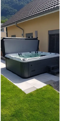 PassionSpa Desire Spabad i grå-svart design med gångjärnslock och synliga jetstrålar