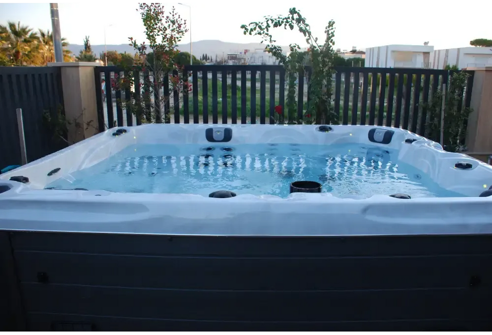 PassionSpa Desire Spabad med vit-grå design, blått vatten och svarta jetmunstycken