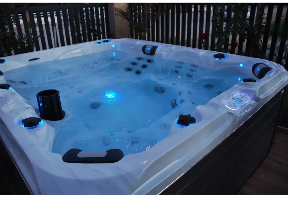 Vit PassionSpa Desire Spabad med vit bad, blå LED-belysning och svarta accenter