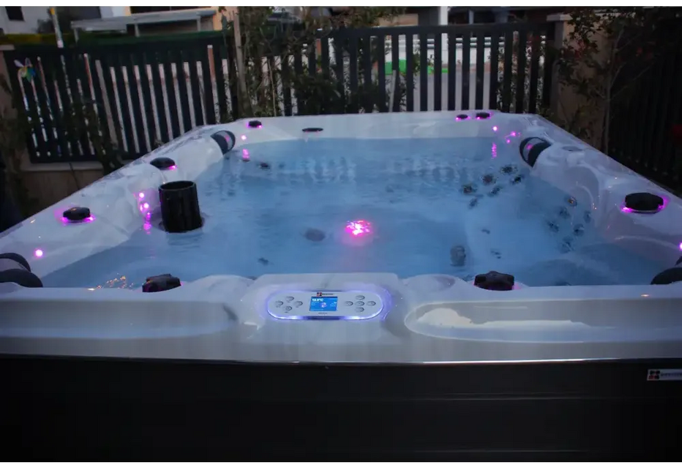 PassionSpa Desire Spabad med vit badkar, lila LED-belysning och digital panel