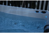 PassionSpa Desire Signature vitvarmbad med blå LED-belysning och svarta reglerpaneler