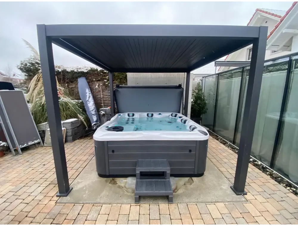 Grått PassionSpa Devotion Spabad med modern design under pergola